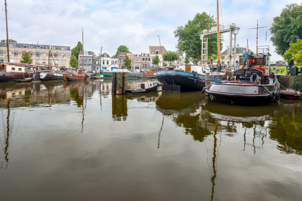 harbor-at-Mallegatsluis-in-Goud